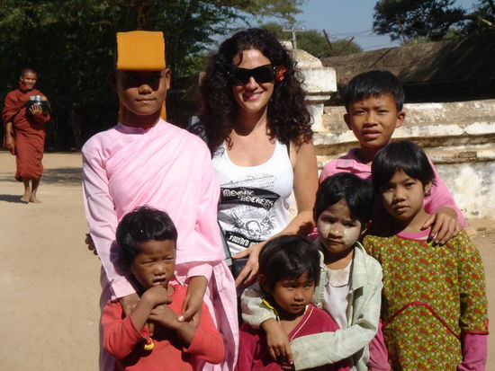 Mit einer Nonne und einigen Kinder vor einem Tempel