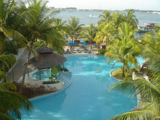 Pool des Waterfront Hotels in Labuan