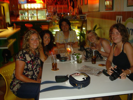 bei guten Drinks mit Emma, Laura aus England und John aus Kuching, Borneo