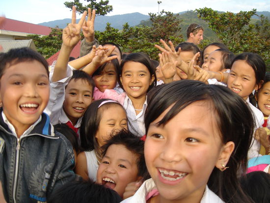Kinder in den Highlands. Freuten sich riesig auf Westler zu stossen!