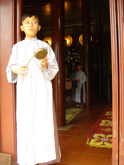 Junger Moench bei der Pagoda