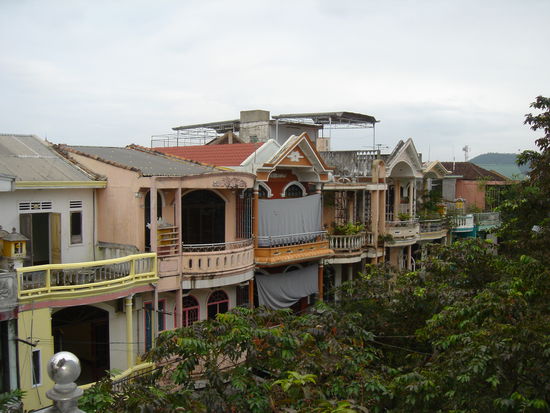 Ausblick von unserem Hotel aus auf einige typische Haeuser von Hue