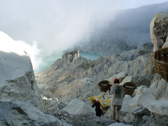 Schwefelträger beim Mount Ijen