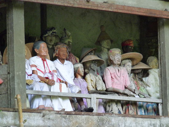tau tau (Puppen) vor den Gräbern