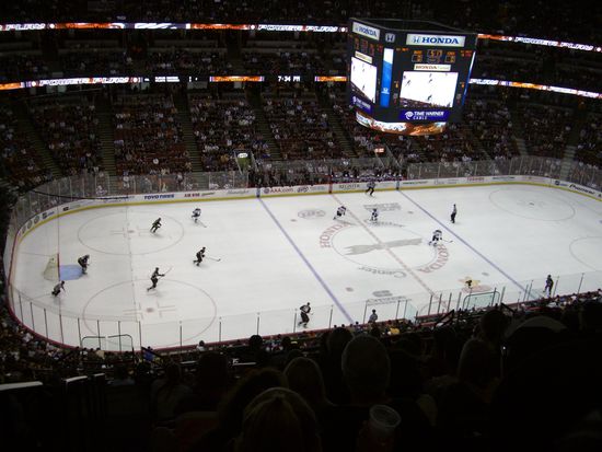 Hockey Night im Honda Center, Anaheim. Anaheim Ducks vs. LA Kings. Endstand 4:3 nach Penalty Schiessen.