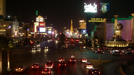 Las Vegas Boulevard, aka STRIP von unserem Hotel aus, rechts das MGM Grand, weiter vorne links sieht man noch das "Paris"..