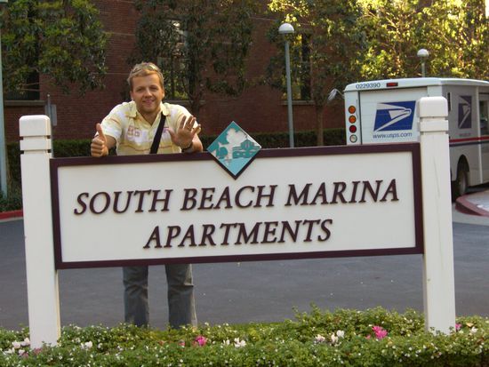 Am Eingang zur Wohnanlage (Juli - Dezember 2001)