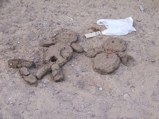 Maennchen aus Kuhfladen...