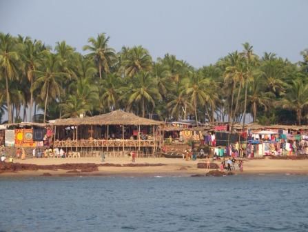 Anjuna Market vom Boot aus