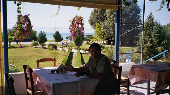 Abgelegene Taverne am Uferweg