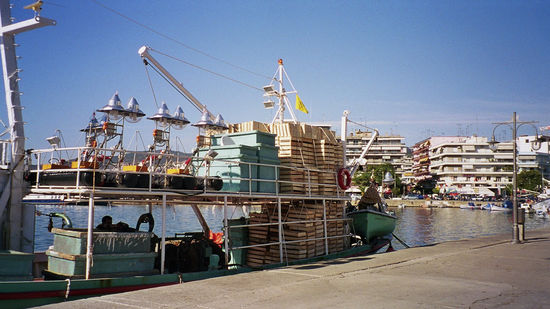 Fischerboot im Hafen von Kavala
