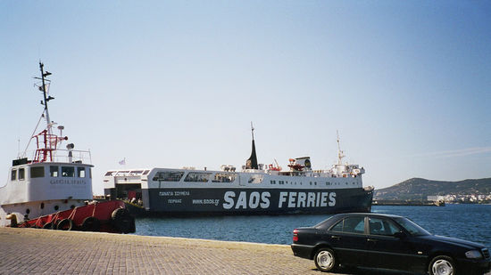 Fähre bei der Hafeneinfahrt