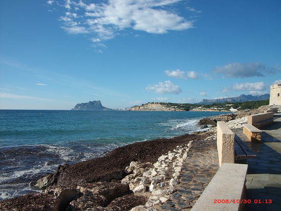 Strand von Moraira mit Sicht nach Calpe