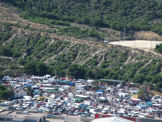 Ein Sonntags-Markt, überfüllt mit Verkehr und Besucher