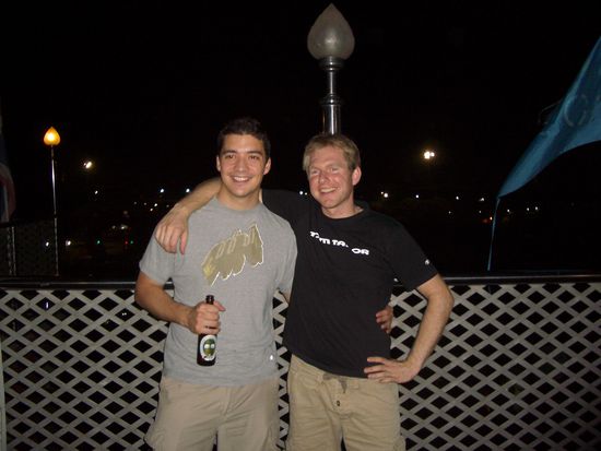 Bene und unser Kollege aus London, namens Riaz. Ein waschechter Londoner mit indischen Wurzeln. Absolut Trinkfest, wie es sich gehoert fuer Englaender.