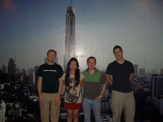 Im Hintergrund ist der hoechste Tower in ganz Thailand zu sehen. Dort haben wir auch zu abend gegessen...absolut leckeres Buffet fuer 12 Euro. inclusive allem...Alle koestlichkeiten die Thailand zu bieten hat.