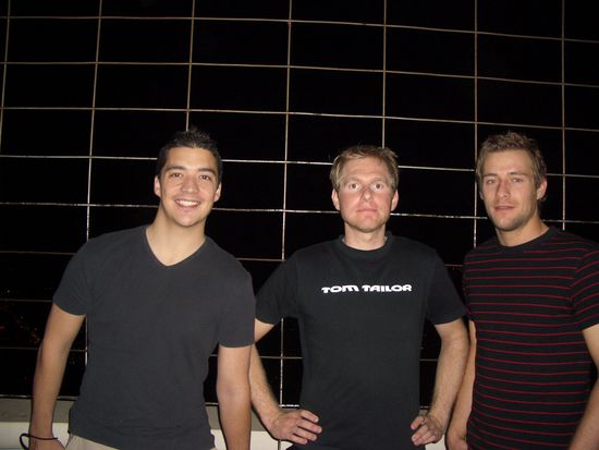 Riaz Bene und Michael auf der Aussichtsplattform des Skytowers auf 300Meter Hoehe bei Nacht, nach dem Buffet mit vollen Baeuchen.