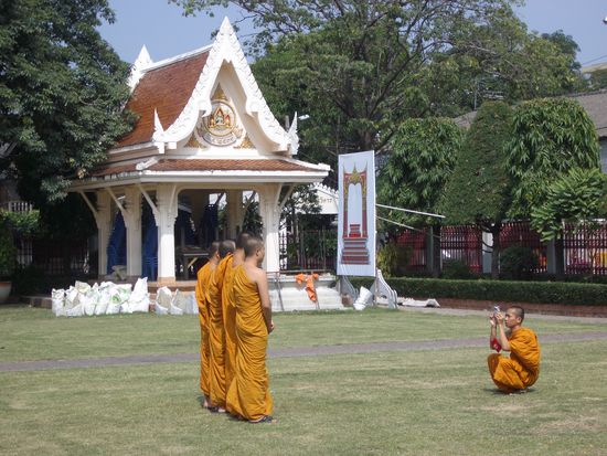 Hier seht ihr Moenche nach der Priesterweihe oder sowas in der Art!
