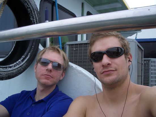 Ernster Blick vor dem Oeffnen des heiss ersehnten Bieres.