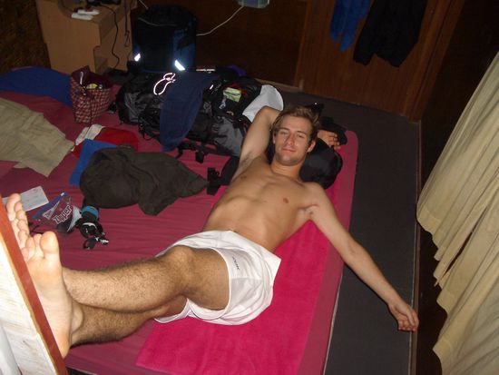 Endlich fuehlt sich auch Michael im Bungalow wohl. Aber nur nach fuenf Bier wie man sieht !!!