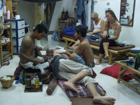 Und dann kam Bene dran (Tatooing auf traditionelle Art mit Bambusrohr und heisser Nadel) Lasst euch ueberraschen!!!