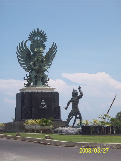 der eingang zum einstigen dreamland beach.
auf zweifelhafte weise vom ehemaligen praesidenten suharto in besitz genommen und seither im immer noch waehrenden ausbau zu einem riesen resortkomplex.