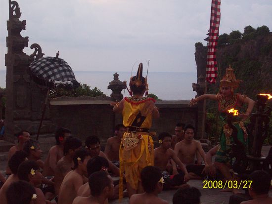 kecak - mythologische erzaehlung, musikalisch begleitet nur von den stimmen 40 maenner