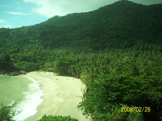 unsere bucht durch chrisys sonnenbrille photographiert...
am oberen ende hatten wir zwischen den felsen unsere huette