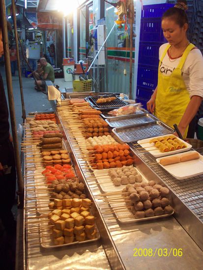 schaut suess aus, ist es aber nicht! wuerstel in fast allen farben, formen und geschmacksrichtungen. als vegi hat man leider nicht so grosse auswahl...