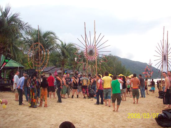 blackmoon party am strand von baan tai.
bin erst in den morgenstunden hin, geweckt von einem anstaendigen unwetter, dass die meiste deko weggefegt hat