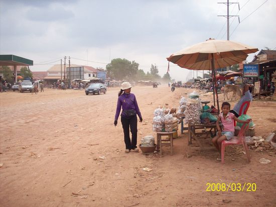 auf dem weg nach siam reap:
die meisten menschen tragen einen mundschutz. 
kein wunder!