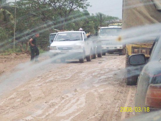 bei regen wird es gefaehrlich!
einige autos blieben im schlamm haengen...