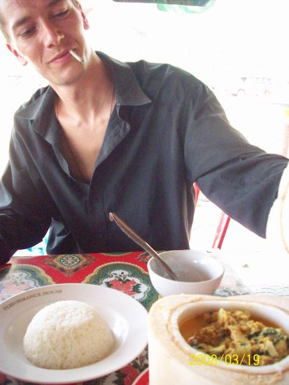 und zu mittag gab es traditionelles "amok",
fisch in kokosmilch, serviert in einer kokosnuss.
den unverschaemten preis haben wir um die haelfte runterhandeln koennen. funktioniert aber wahrscheinlich nur in den eigentlich "billigeren" restaurants ohne viel schnickschnack...