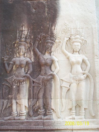 die wunderschoenen apsaras, die himmlischen taenzerinnen, die in ganz angkor wat in den sandstein gearbeitet sind.