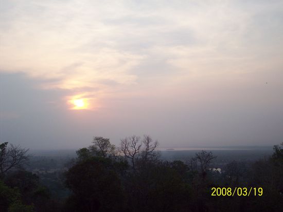 im hintergrund sieht man den tonle-sap-see. im sueden muendet er in den tonle-sap-fluss der sich spaeter mit dem mekong trifft und durch phnom penh fliesst!