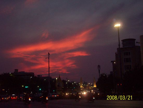 abendhimmel in bangkok...
... durch den smog sind die sonnenuntergaenge besonders schoen...!