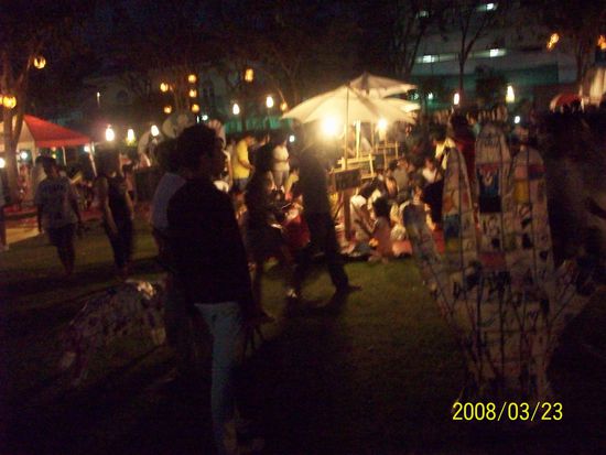 auch ein fest fuer kids gab es im park bei uns um die ecke. motto: "sag nein zu alkohol, tabak und drogen! sag ja zu musik!" war sehr nett, mit konzerten und vielen workshops.