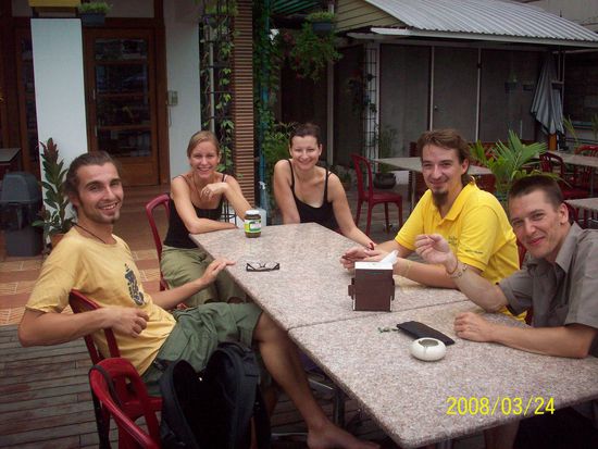 max, sabi, kathi, robi und chrisy nach dem gemeinsamen fruehstuecken...
max hatte sabi nach 10 tagen schweigen einen heiratsantrag gemacht. wow, wie romantisch!