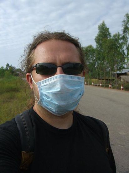 da wir wieder 150 km ueber Sandpisten fahren, gibts heute sogar Mundschutz ... ohne Helm sonst kaum zu schaffen