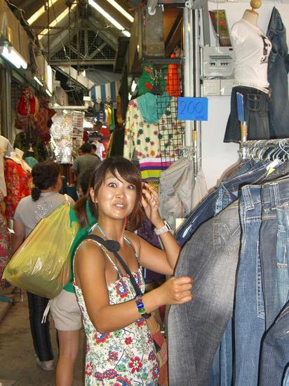 Yuka verzweifelt beim Jeanskauf fuer ihren Bruder