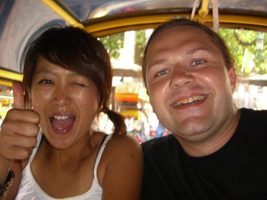 TukTuk !! und besser durch fotografieren ablenken und nicht auf die Strasse bzw. Fahrweise des Drivers schauen ...