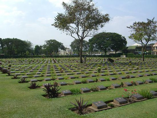 POW Friedhof, einer der bestgepflegten Plaetze in Kanchanaburi !
