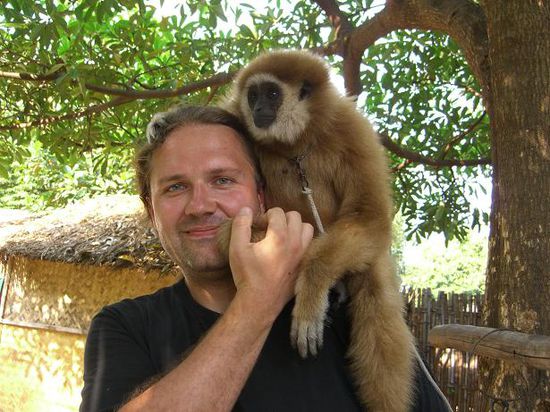 Die Gibbon-Dame hat mich (diesmal LINKS im Bild) dann wirklich ins Herz geschlossen, sie hat sich spaeter sogar auf meinen Kopf GESTELLT!