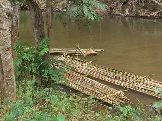 Darauf sollen wir am naechsten Tag mitsamt all unserem Gepaeck den Fluss runterfahren ...