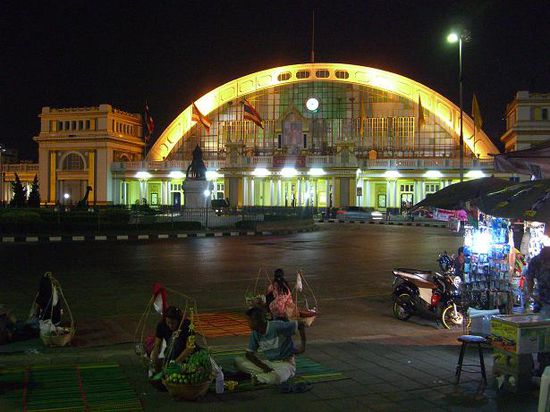 Trainstation at Night - da wir 3 Stunden Zeit haben, lauf ich noch ein bisschen draussen rum