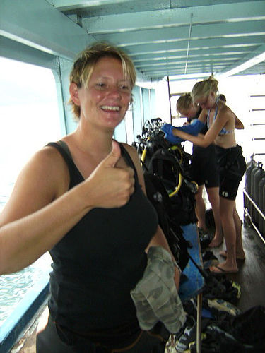 Marie (unsere Lehrerin) und die beiden Hildas beim Zusammenbauen des Equipments (Bild von Nicola)