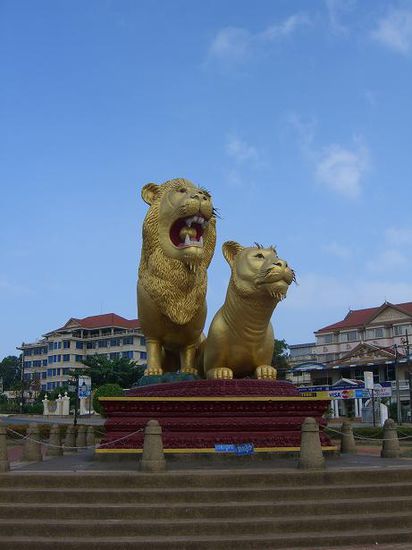 Die "Golden Lions" mitten im Kreisverkehr neben unserem Hotel.
