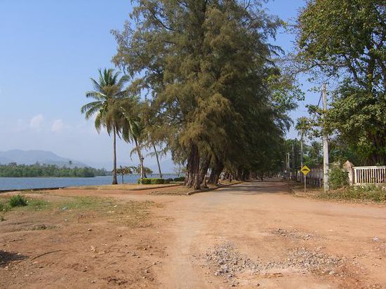 Der Fluss laesst die Stadt ein bisschen wie Hue in Vietnam wirken ... nur mit viel weniger Verkehr!