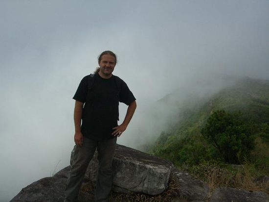 Der Nebel kommt langsam den Berg hoch ... und neben mir gehts ca. 500 meter runter ...