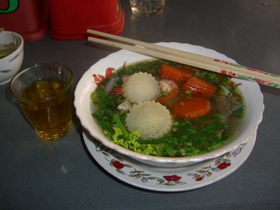 kambodschanisches Fruehstueck ... Nudelsuppe mit Rindfleisch und Gemuese und dazu Tee